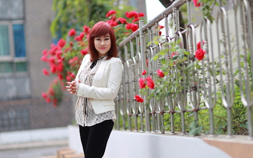 Pretty girl next to the flower fence from Chrome web store to be run with OffiDocs Chromium online Pretty girl next to the flower fence from Chrome web store to be run with OffiDocs Chromium online