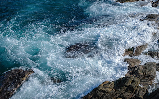 Waves crashing on the rocky shore from Chrome web store to be run with OffiDocs Chromium online Waves crashing on the rocky shore from Chrome web store to be run with OffiDocs Chromium online
